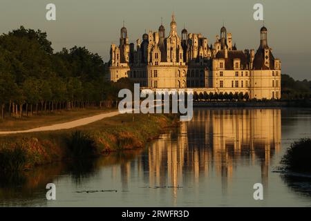 Le château de Chambord et Son reflet dans la lumière du matin Stockfoto