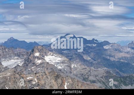 Blick auf den Berg Gran Paradiso und den Gletscher vom Gipfel Ciamarella. Bewölkter Himmel, Berglandschaft. Italienische Alpen Stockfoto