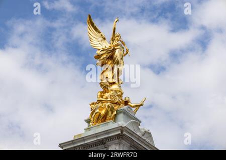 Detail des Victoria Memorial Monument, das Königin Victoria gewidmet ist, am Ende der Mall, London UK Stockfoto