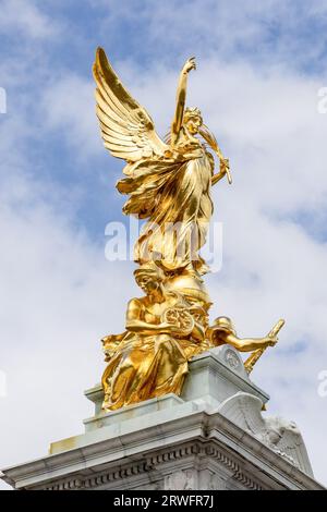 Detail des Victoria Memorial Monument, das Königin Victoria gewidmet ist, am Ende der Mall, London UK Stockfoto