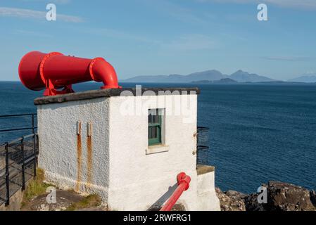 Ardnamurchan Lighthouse Foghorn mit herrlichem Blick auf die kleinen Inseln und inneren Hebriden, Ardnamurchan Peninsula, Schottland, Großbritannien Stockfoto