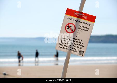 Warnschilder am Strand in Scarborough, North Yorkshire, wo das Meer unsicher ist, die Wasserqualität in Scarborough ist schlecht aufgrund der Auswirkungen von Stockfoto