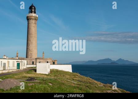 Ardnamurchan Lighthouse mit herrlichem Blick auf die Small Isles und Inner Hebrides, Ardnamurchan Peninsula, Schottland, Großbritannien Stockfoto