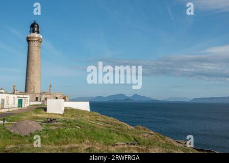 Ardnamurchan Lighthouse mit herrlichem Blick auf die Small Isles und Inner Hebrides, Ardnamurchan Peninsula, Schottland, Großbritannien Stockfoto