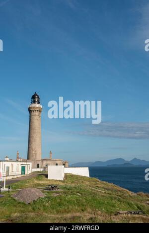 Ardnamurchan Lighthouse mit herrlichem Blick auf die Small Isles und Inner Hebrides, Ardnamurchan Peninsula, Schottland, Großbritannien Stockfoto