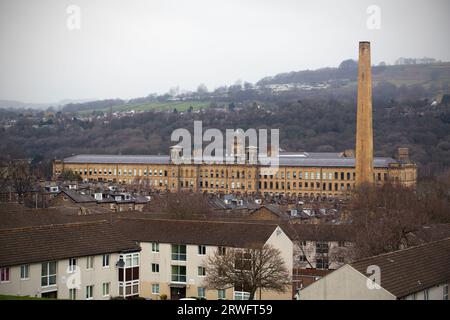 Ehemalige Textilmühle Salz Mill in Saltaire in West Yorkshire. Salts Mill ist jetzt ein Kunstgalerie-, Einkaufs- und Restaurantkomplex. Stockfoto