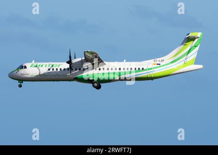 ATR72 de Binter Canarias aterrizando Stockfoto