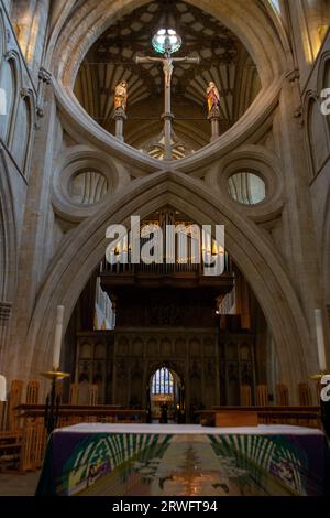 Wells.Somerset.Vereinigtes Königreich. 2023. Blick auf das Kirchenschiff und die Scherenbögen in der Wells-Kathedrale in Somerset Stockfoto