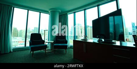 Weitläufiger, dramatischer Panoramablick auf die Skyline der Stadt aus der Perspektive einer Penthouse-Ecksuite. Die kontrastreiche Beleuchtung betont die Außenansicht. Foto aufgenommen in San Francisco, Kalifornien. Hochwertige Fotos Stockfoto