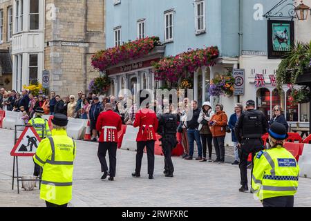 Windsor, Großbritannien. 19. September 2023. Touristen applaudieren einem Grenadier-Wachmann, der nach Windsor Castle begleitet wird, nachdem er während der Wachablösung in der Windsor High Street verletzt wurde. Laut einem Zeremonialbeamten, der am Tatort anwesend war, rutschte der Wachmann aus und Schnitt sich auf, während er nach Windsor Castle marschierte. Quelle: Mark Kerrison/Alamy Live News Stockfoto
