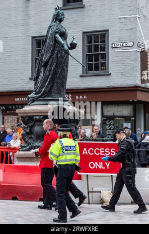 Windsor, Großbritannien. 19. September 2023. Ein Grenadier-Wachmann wird nach Windsor Castle begleitet, nachdem er während der Wachablösung in der Windsor High Street verletzt wurde. Laut einem Zeremonialbeamten, der am Tatort anwesend war, rutschte der Wachmann aus und Schnitt sich auf, während er nach Windsor Castle marschierte. Quelle: Mark Kerrison/Alamy Live News Stockfoto
