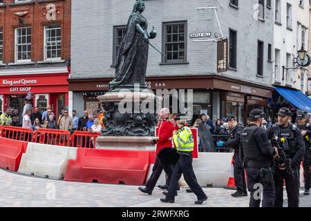 Windsor, Großbritannien. 19. September 2023. Ein Grenadier-Wachmann wird nach Windsor Castle begleitet, nachdem er während der Wachablösung in der Windsor High Street verletzt wurde. Laut einem Zeremonialbeamten, der am Tatort anwesend war, rutschte der Wachmann aus und Schnitt sich auf, während er nach Windsor Castle marschierte. Quelle: Mark Kerrison/Alamy Live News Stockfoto