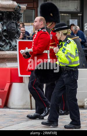 Windsor, Großbritannien. 19. September 2023. Ein Grenadier-Wachmann wird nach Windsor Castle begleitet, nachdem er während der Wachablösung in der Windsor High Street verletzt wurde. Laut einem Zeremonialbeamten, der am Tatort anwesend war, rutschte der Wachmann aus und Schnitt sich auf, während er nach Windsor Castle marschierte. Quelle: Mark Kerrison/Alamy Live News Stockfoto