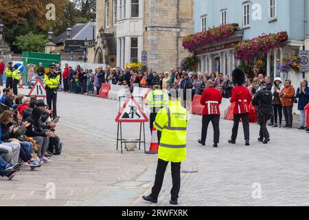 Windsor, Großbritannien. 19. September 2023. Touristen applaudieren einem Grenadier-Wachmann, der nach Windsor Castle begleitet wird, nachdem er während der Wachablösung in der Windsor High Street verletzt wurde. Laut einem Zeremonialbeamten, der am Tatort anwesend war, rutschte der Wachmann aus und Schnitt sich auf, während er nach Windsor Castle marschierte. Quelle: Mark Kerrison/Alamy Live News Stockfoto