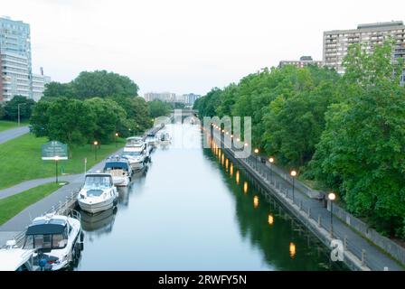 Rideau Canal Mit Booten, Blick Nach Süden, Frühe Nacht, Ottawa, Ontario, Kanada Stockfoto