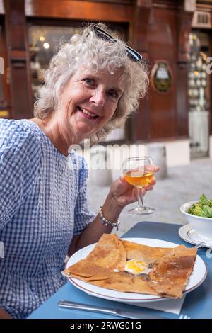 Rouen Normandy France – Eine typische Galette der Normandie, die in einem der vielen Straßenrestaurants serviert wird Stockfoto