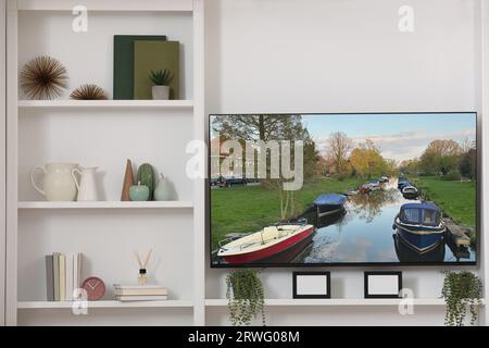Filmvorführung auf dem Fernsehbildschirm im Zimmer Stockfoto