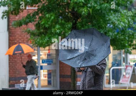 Starke Winde in Preston, Lancashire. Wetter in Großbritannien 19. September 2023. Geschäfte, Shopper, die an einem windigen Tag mit starken Duschen in Preston einkaufen. Es bleibt windig, mit Orkanen im Westen. Es wird heute Nachmittag mit heftigen und anhaltenden Regenfällen gerechnet. Gutschrift. MediaWorldImages/AlamyLiveNews Stockfoto