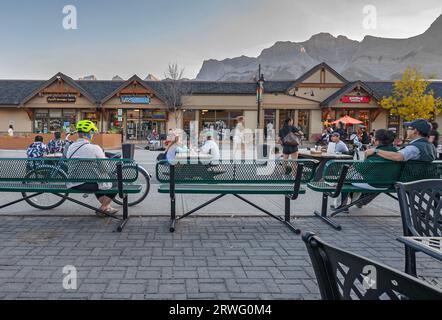 Canmore, Alberta, Kanada – 16. September 2023: Die Leute hören Musiker auf der Main Street im Abendlicht Stockfoto