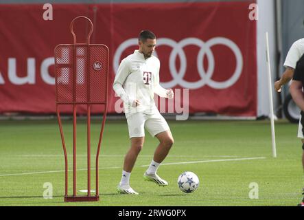 München, Deutschland 19. September 2023: Fussball, Herren, Saison 2023/2024, FC Bayern München, Säbener Straße, Trainingsgelände, Training, Abschlusstraining, Champions League Raphael Guerreiro (FC Bayern München) spielt einen Ball Stockfoto