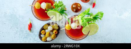 Bloody Mary Cocktail mit grandiosem Panorama, Overhead Flat Lay Shot. Würziger Tomatensaft mit Alkohol, Limette, Gurken, Sellerie und Paprika Stockfoto