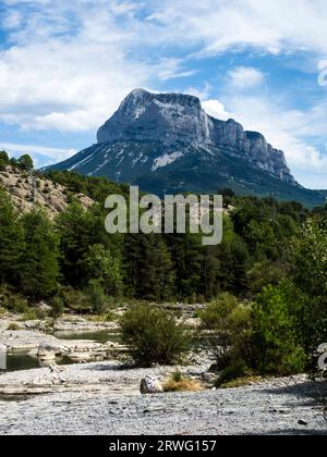 Peña Montañesa vom Fluss Cinca in Aragon/Spanien aus gesehen Stockfoto