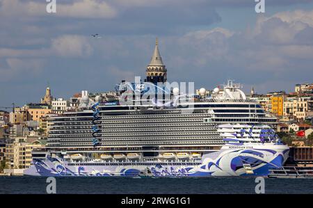 Istanbul, Türkei, 11. September 2023: Galata-Turm und Karaköy-Platz im Hintergrund des Kreuzfahrtschiffs Stockfoto