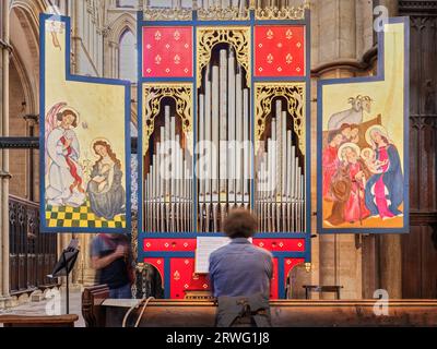 Die St Teilo-Orgel, eine moderne Nachbildung einer tudor-Orgel, im Chor der normannischen mittelalterlichen Kathedrale in Lincoln, England, September 2023. Stockfoto