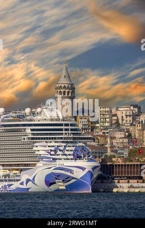 Istanbul, Türkei, 11. September 2023: Galata-Turm und Karaköy-Platz im Hintergrund des Kreuzfahrtschiffs Stockfoto
