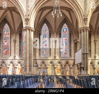 Bogenfenster aus Buntglas im Kirchenschiff der norman errichteten eine mittelalterliche Kathedrale in Lincoln, England. Stockfoto