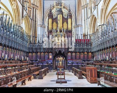 Bänke und Sitze im Chor der norman erbauten eine mittelalterliche Kathedrale in Lincoln, England. Stockfoto