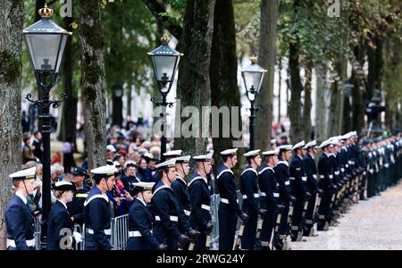 DEN HAAG - Militärpersonal auf der lange Voorhout entlang der königlichen Route zum Haushaltstag. Die Rede vom Thron wird im Theater gelesen, da der Ridderzaal aufgrund der Renovierung des Binnenhof nicht verfügbar ist. ANP IRIS VAN DEN BROEK niederlande raus - belgien raus Stockfoto