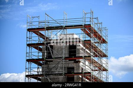 Berlin, Deutschland. September 2023. Ein Gerüstbau auf der Baustelle des Holzbauquartiers von Vonovia. Quelle: Britta Pedersen/dpa/Alamy Live News Stockfoto