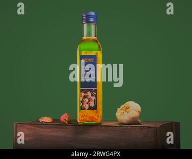 Mansfield, Nottingham, Vereinigtes Königreich, 19. September 2023: Studio-Produktbild einer Flasche mit speziell ausgewähltem Olivenöl mit Knoblauch. Stockfoto