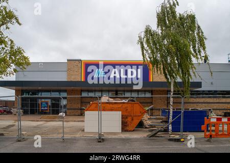 Slough, Großbritannien. September 2023. Ein neuer Aldi-Supermarkt an der Farnham Road in Slough sollte diesen Frühling eröffnet werden. Die Eröffnung verzögerte sich dann bis September, wurde aber nun ein zweites Mal verschoben. Die Anwohner befürchten, dass es nicht genügend Parkplätze für den neuen Supermarkt gibt und dass dies nur zu weiteren Staus in einem bereits stark frequentierten Gebiet führen wird, da es neben dem neu errichteten Aldi ein Haustier und ein Poundland Store gibt. Die Budget-Supermarktkette hat angekündigt, dass sie plant, weitere 500 neue Filialen in ganz Großbritannien zu errichten. Kredit: Maureen McLean/Alamy L Stockfoto