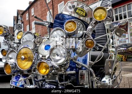 Vespa-Roller. Moderne Kultur mit mehreren Scheinwerfern und Spiegeln. Mods 60's Transport, England, Großbritannien, Stockfoto