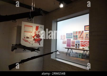 Hamburg, Deutschland. September 2023. Blick auf Objekte in der Ausstellung 'Hamburg 1923. Die bedrohte Stadt im Museum für Hamburgische Geschichte nach einer Pressekonferenz. Die Ausstellung ist vom 20. September 2023 bis zum 7. Januar 2024 geöffnet. Quelle: Franziska Spiecker/dpa/Alamy Live News Stockfoto