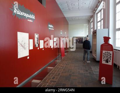 Hamburg, Deutschland. September 2023. Nach einer Pressekonferenz geht ein Journalist durch die Ausstellung „Hamburg 1923. Die bedrohte Stadt im Museum für Hamburgische Geschichte. Die Ausstellung ist vom 20. September 2023 bis zum 7. Januar 2024 geöffnet. Quelle: Franziska Spiecker/dpa/Alamy Live News Stockfoto