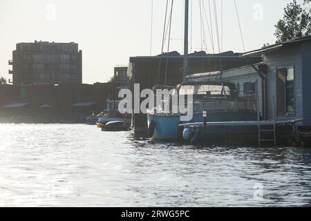 Hausboote im Stadtzentrum in der Sommersonne scheinen gegen Ende des Tages Stockfoto