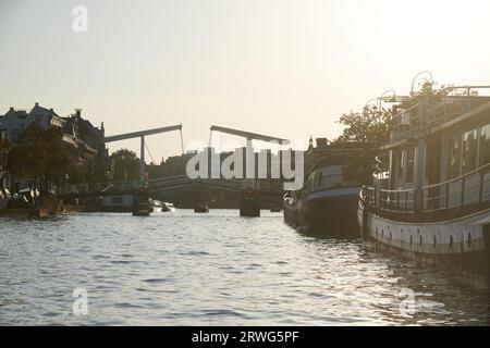 Hausboote im Stadtzentrum in der Sommersonne scheinen gegen Ende des Tages Stockfoto