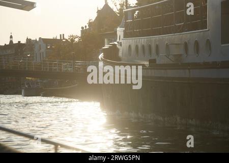 Hausboote im Stadtzentrum in der Sommersonne scheinen gegen Ende des Tages Stockfoto
