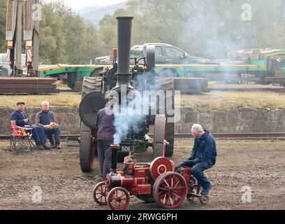 Boat of Garten Scotland Steam Rally a Minature Traction Engine with owner Stockfoto