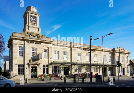 Yr Hen Orsaf (Old Station) Aberystwyth, Ceredigion, Mid Wales. Ein Wetherspoon Pub. Bild im Mai 2023. Stockfoto