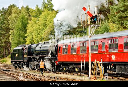 Das Boot der Garten Scotland Dampflokomotive LMS 5025 und die Wagen verlassen den Bahnhof Stockfoto