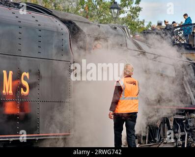 Boat of Garten Scotland Steam Rally Signalman, der die Marke an den Zugführer übergibt Stockfoto