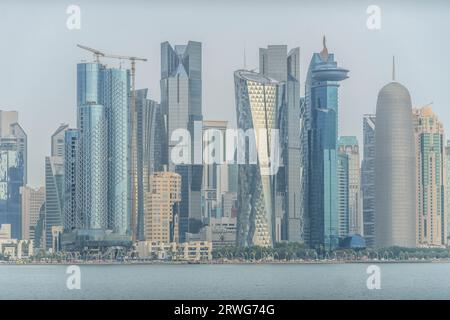 Panoramaaussicht auf die West Bay Area (City Center Mall) in Doha, Katar in der Nähe des Meeres. Stockfoto
