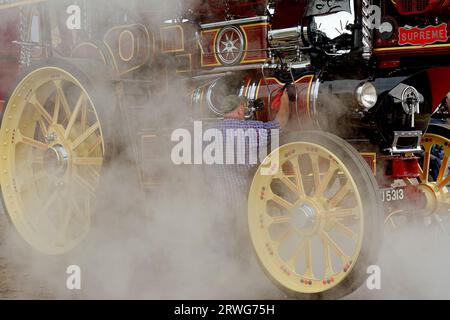 Boat of Garten Scotland Steam Rallyedampf und der Besitzer poliert die SUPREME Traction Engine Stockfoto