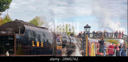 Boat of Garten Scotland Dampflokomotive Züge Rauch und Dampf und Besucher Stockfoto