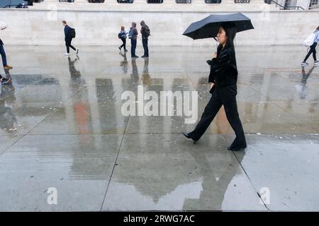 Trafalgar Square, London, Großbritannien. September 2023. Wetter in Großbritannien: Blumige Schauer in London. Quelle: Matthew Chattle/Alamy Live News Stockfoto