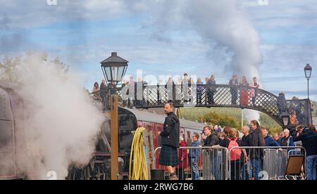 Boat of Garten Scotland Dampfzug Züge Triebwerke Rauch und Dampf und Besucher Stockfoto